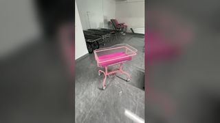 Carrinho de bebê rosa