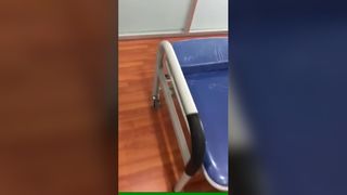 Cadeira de atendente com revestimento em pó